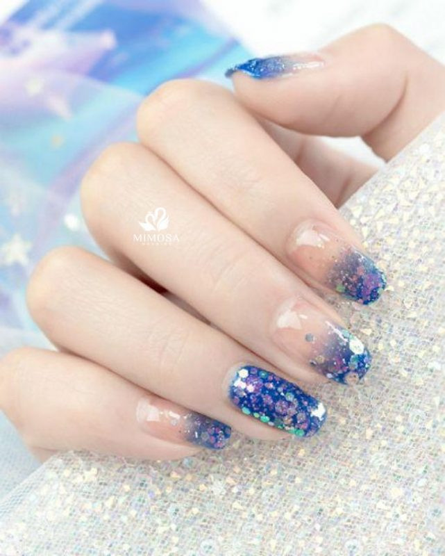 Móng tay cô dâu đính kim tuyến bạc