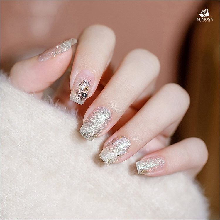 Móng tay cô dâu trong suốt đính nhũ