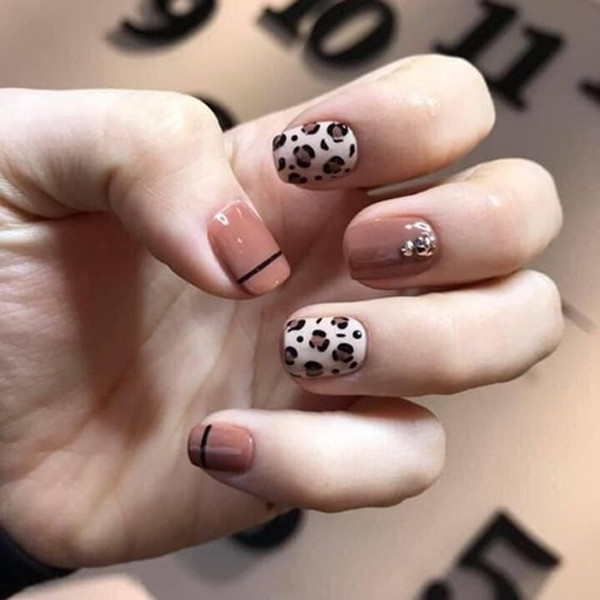 Móng tay da beo truyền thống với họa tiết đốm đen trên nền nude