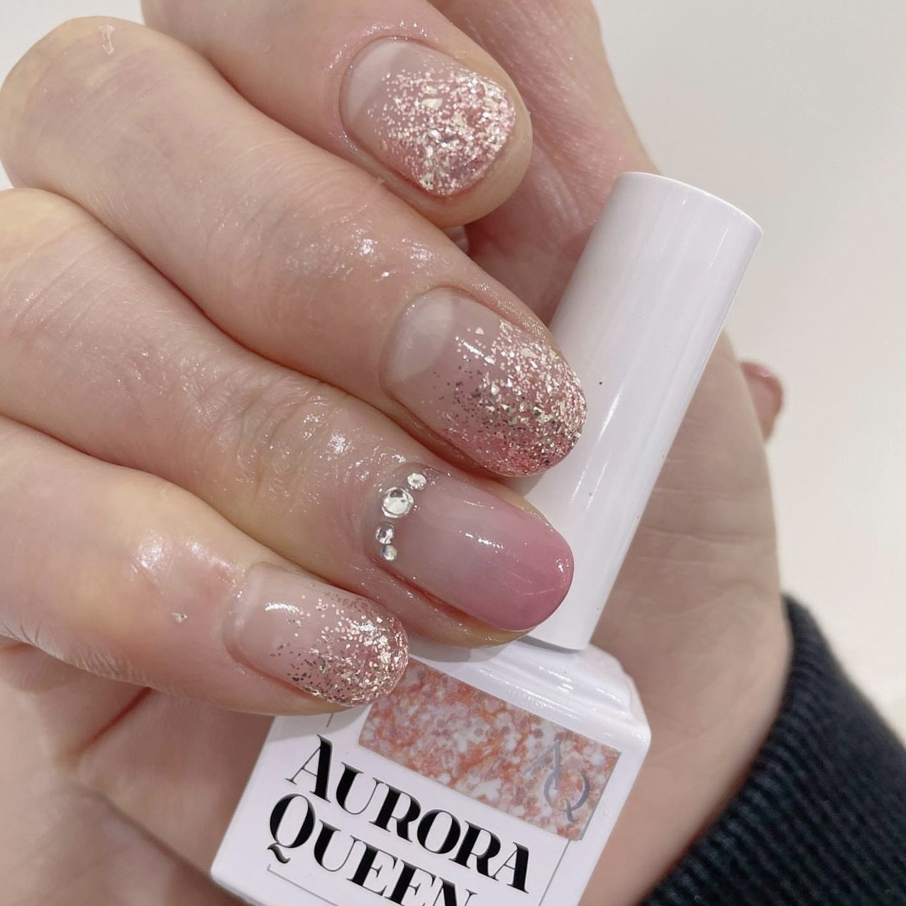 Móng tay đắp bột đơn giản mix kim tuyến lấp lánh đầy cuốn hút