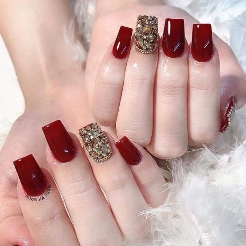 Móng tay đẹp màu đỏ mận đính đá lấp lánh, sang trọng