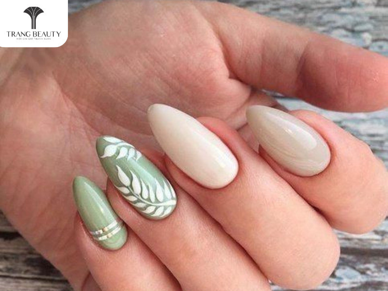 Sơn Móng Tay Đi Biển: Khám Phá Hơn 50 Mẫu Nail Đẹp Nổi Bật Mùa Hè Móng tay đi biển họa tiết lá cây trên nền xanh mát mắt