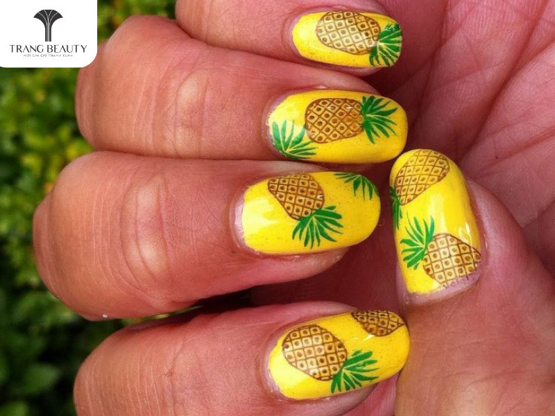 Sơn Móng Tay Đi Biển: Khám Phá Hơn 50 Mẫu Nail Đẹp Nổi Bật Mùa Hè Móng tay đi biển họa tiết trái dứa vàng tươi, rực rỡ