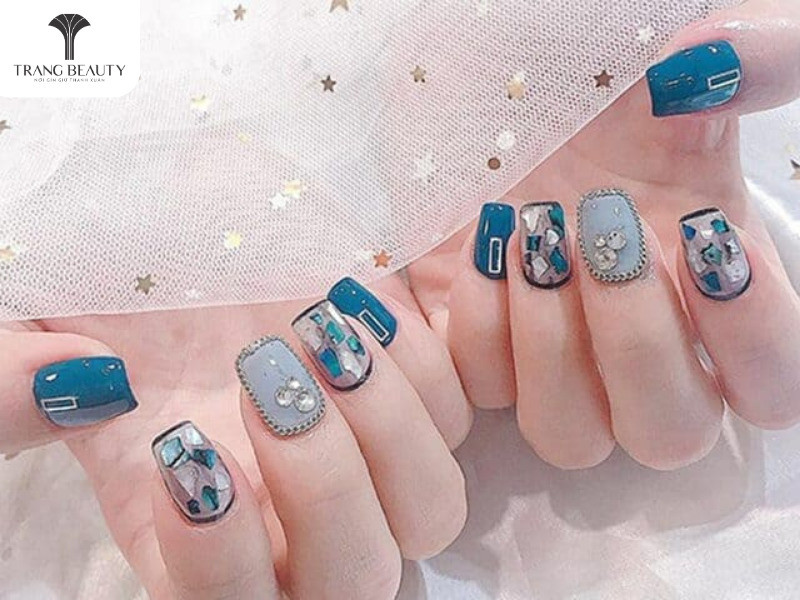 Móng tay đi biển màu xanh dương nhạt đính đá lấp lánh sang trọng