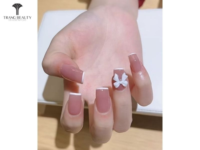 móng tay đính nơ đơn giản vẽ đầu móng trắng với nơ đen nhỏ