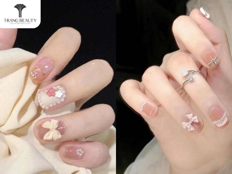móng tay đính nơ hồng dịu dàng phối cùng ngọc trai trên nền trắng