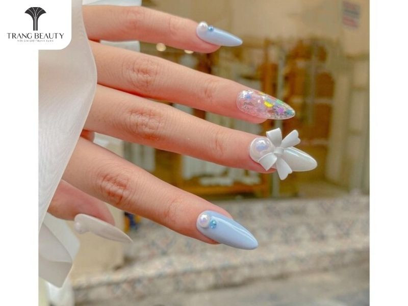 móng tay đính nơ hồng dịu dàng với charm nơ và ánh xà cừ