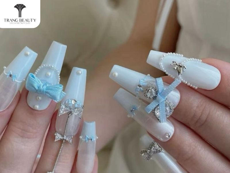 móng tay đính nơ xanh nổi bật phong cách công chúa với nơ và đá