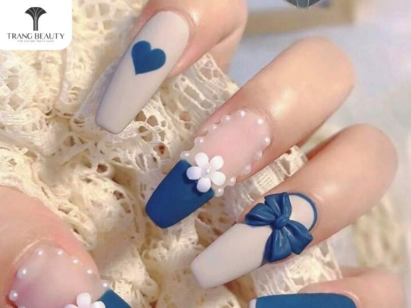 móng tay đính nơ xanh nổi bật trên nền móng lì