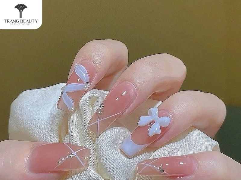 móng tay đính nơ xinh cho cô dâu ngọt ngào nữ tính với nơ trắng 3D