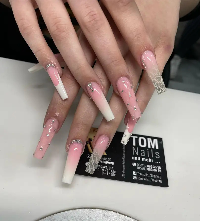 Móng tay Dior quyến rũ với họa tiết logo và đá nhỏ