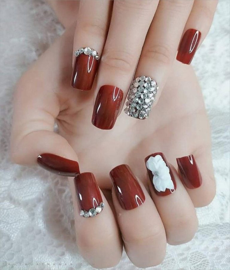 Móng tay đỏ đất đính đá lấp lánh