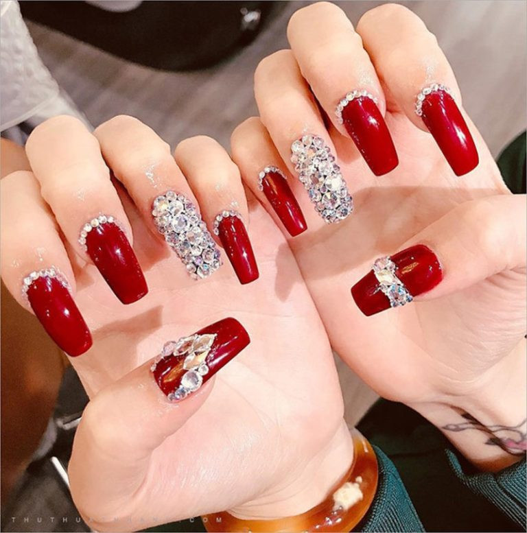 Móng tay đỏ đính đá nữ tính