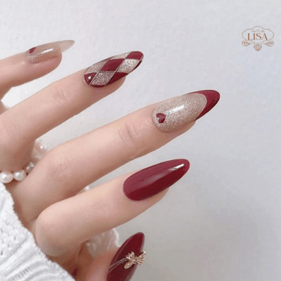 Móng tay đỏ rượu kết hợp họa tiết nhũ kẻ caro độc đáo