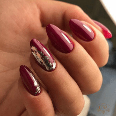 Móng tay đỏ rượu nhũ vàng lấp lánh