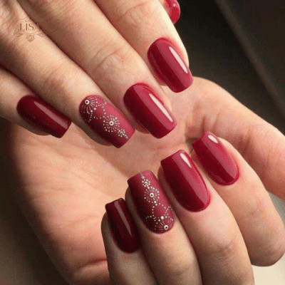 Móng tay đỏ rượu sang trọng với họa tiết
