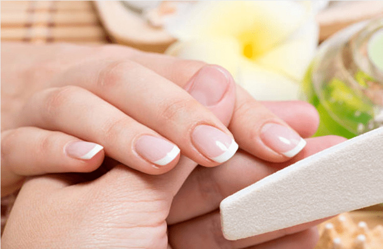 Móng tay được cắt tỉa gọn gàng giúp tránh tình trạng móng tay bị xước, gãy.