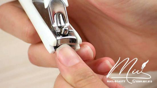 Móng tay được cắt tỉa gọn gàng và sạch sẽ, thể hiện sự chăm sóc móng đúng cách vào ngày tốt cắt móng tay 2024