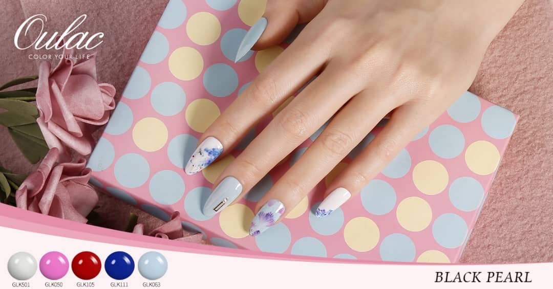 Móng tay được đắp hoặc sơn gel đẹp mắt, một lựa chọn phổ biến bên cạnh đắp bột móng tay tiếng anh.
