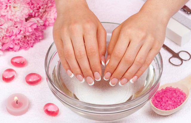 Móng tay được nhúng vào bát nước lạnh, một cách làm cho sơn móng tay nhanh khô hiệu quả tại nhà.