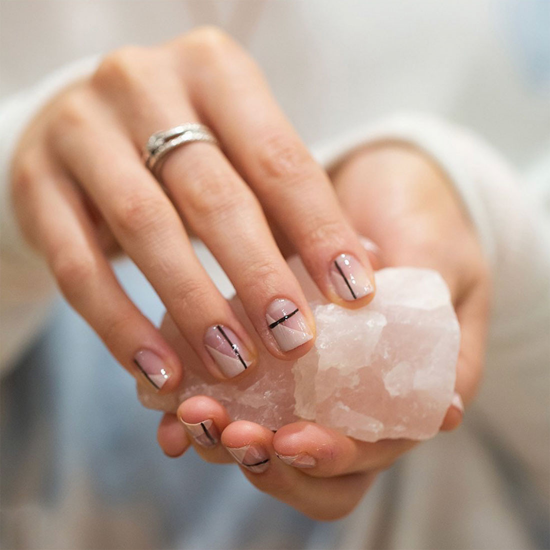 Móng tay được phủ lớp sơn bóng làm nổi bật màu sắc và tăng độ bền