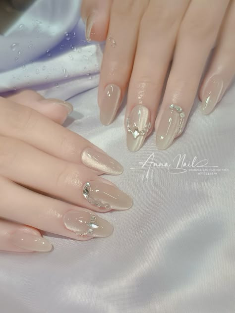 Móng tay form hạnh nhân màu mắt mèo ánh trăng lấp lánh