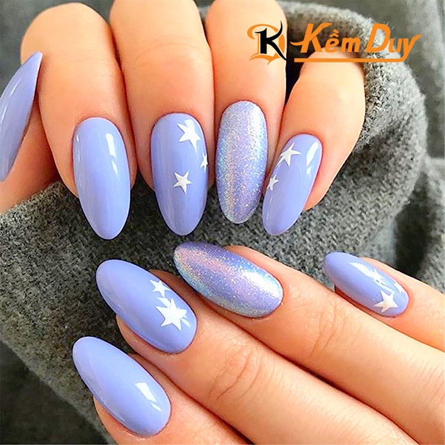 Móng tay form oval mềm mại, thon gọn, phù hợp với nhiều dáng ngón tay.