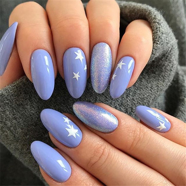 Móng tay form oval thanh lịch, giúp ngón tay trông dài và mềm mại hơn