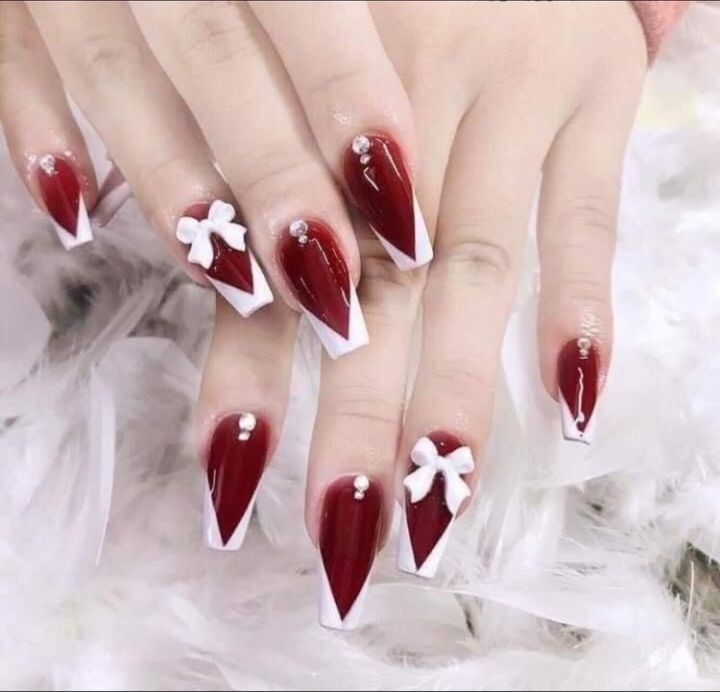 Móng tay giả đơn giản màu đỏ tươi tắn, phù hợp xu hướng