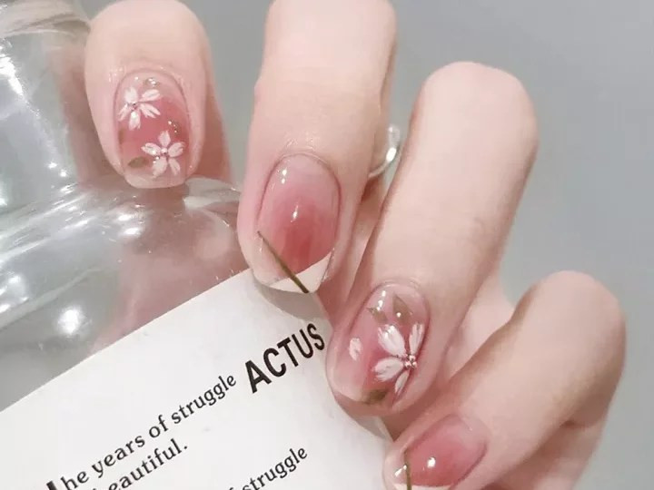 Móng tay giả màu thạch họa tiết hoa lá nghệ thuật