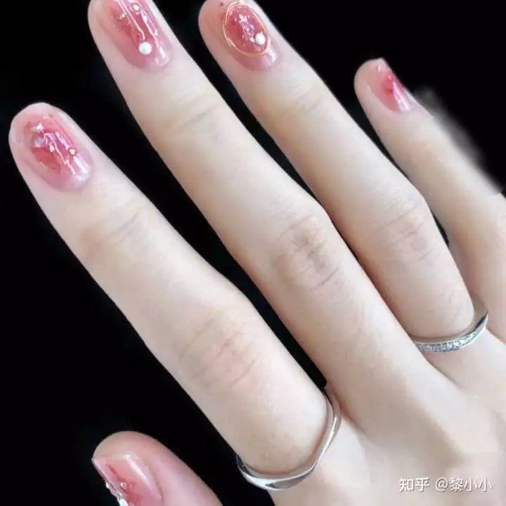 Móng tay giả màu thạch hồng ngọt ngào nữ tính