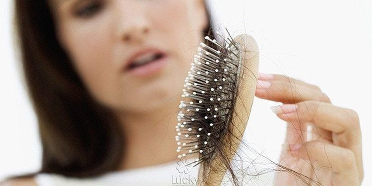 Móng tay giòn và tóc rụng là dấu hiệu cảnh báo móng tay bị thiếu kẽm