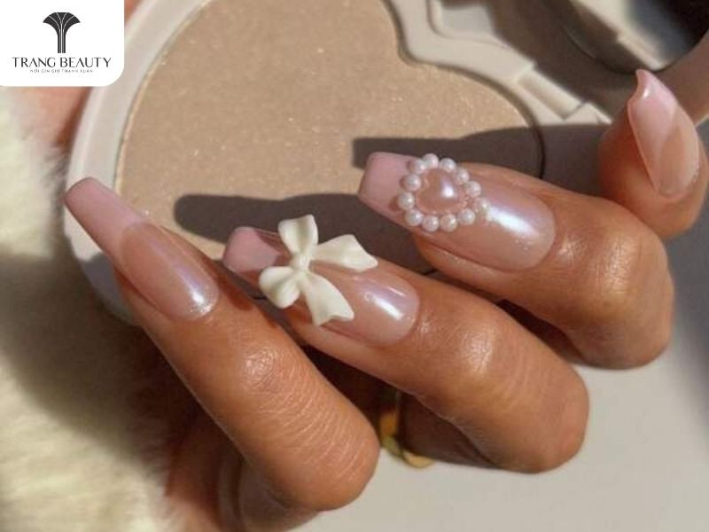 Móng tay hình nơ đơn giản kết hợp đính charm tinh xảo