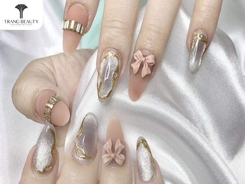 Móng tay hình nơ hồng với hiệu ứng mắt mèo độc đáo