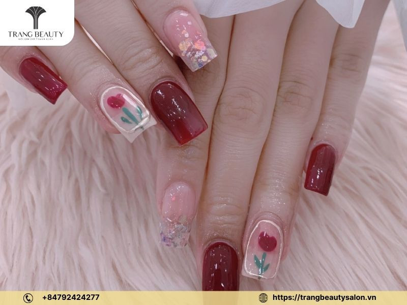 Khám Phá Các Mẫu Vẽ Hoa Móng Tay Đẹp Tuyệt Mỹ Cho Phái Nữ Móng tay hình oval được trang trí bằng hoa vẽ tinh tế