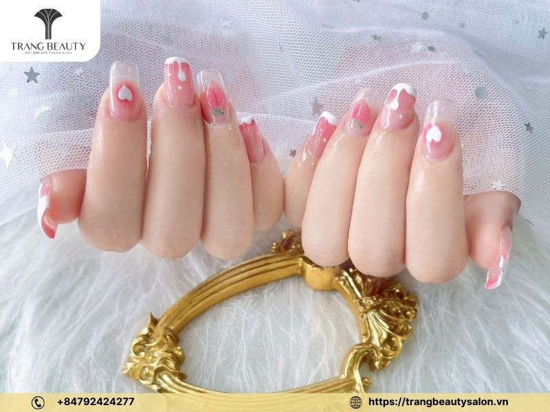 Khám Phá Các Mẫu Vẽ Hoa Móng Tay Đẹp Tuyệt Mỹ Cho Phái Nữ Móng tay hình oval thanh lịch kết hợp cùng hoa vẽ đẹp mắt