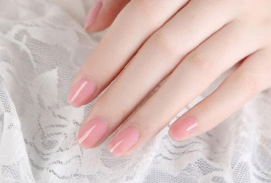 Móng tay hồng pastel ngọt ngào, phù hợp với da ngăm