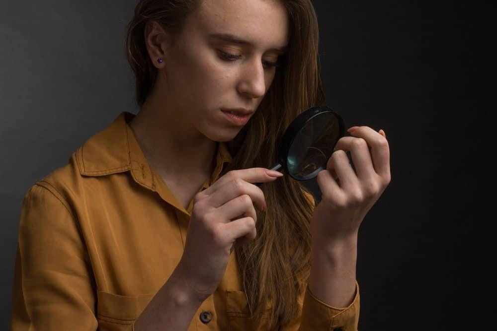 móng tay khỏe mạnh có màu hồng nhạt tự nhiên