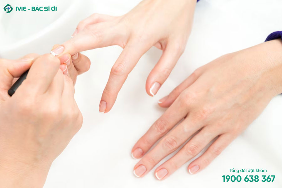 Móng tay khỏe mạnh, nhắc nhở việc hạn chế tác động hóa chất để tránh gạch đen ở móng tay và các vấn đề khác.