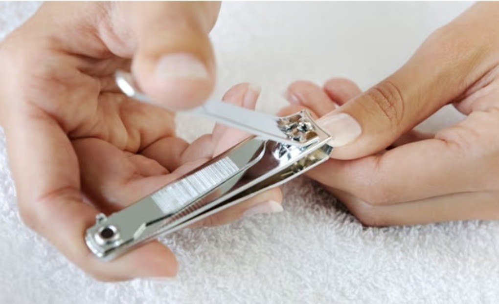 Móng tay khỏe mạnh, phản ánh tốc độ mọc nhanh và tuổi sinh học trẻ trung