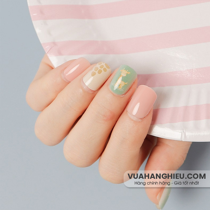 Móng tay kỷ yếu với họa tiết hoạt hình ngộ nghĩnh trên nền sơn trong suốt