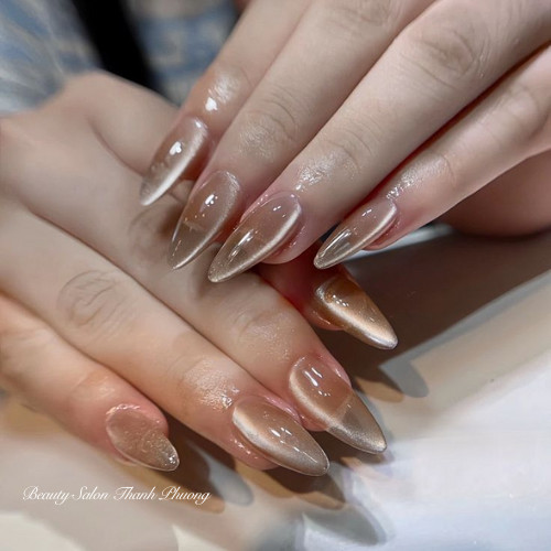 Móng tay mắt mèo đẹp 2025 màu hồng nude thanh lịch