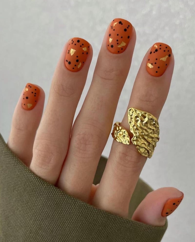 Móng tay màu cam đất hiện đại