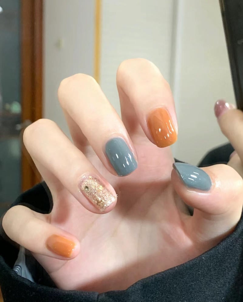 Móng tay màu cam thạch với chút nhũ lấp lánh