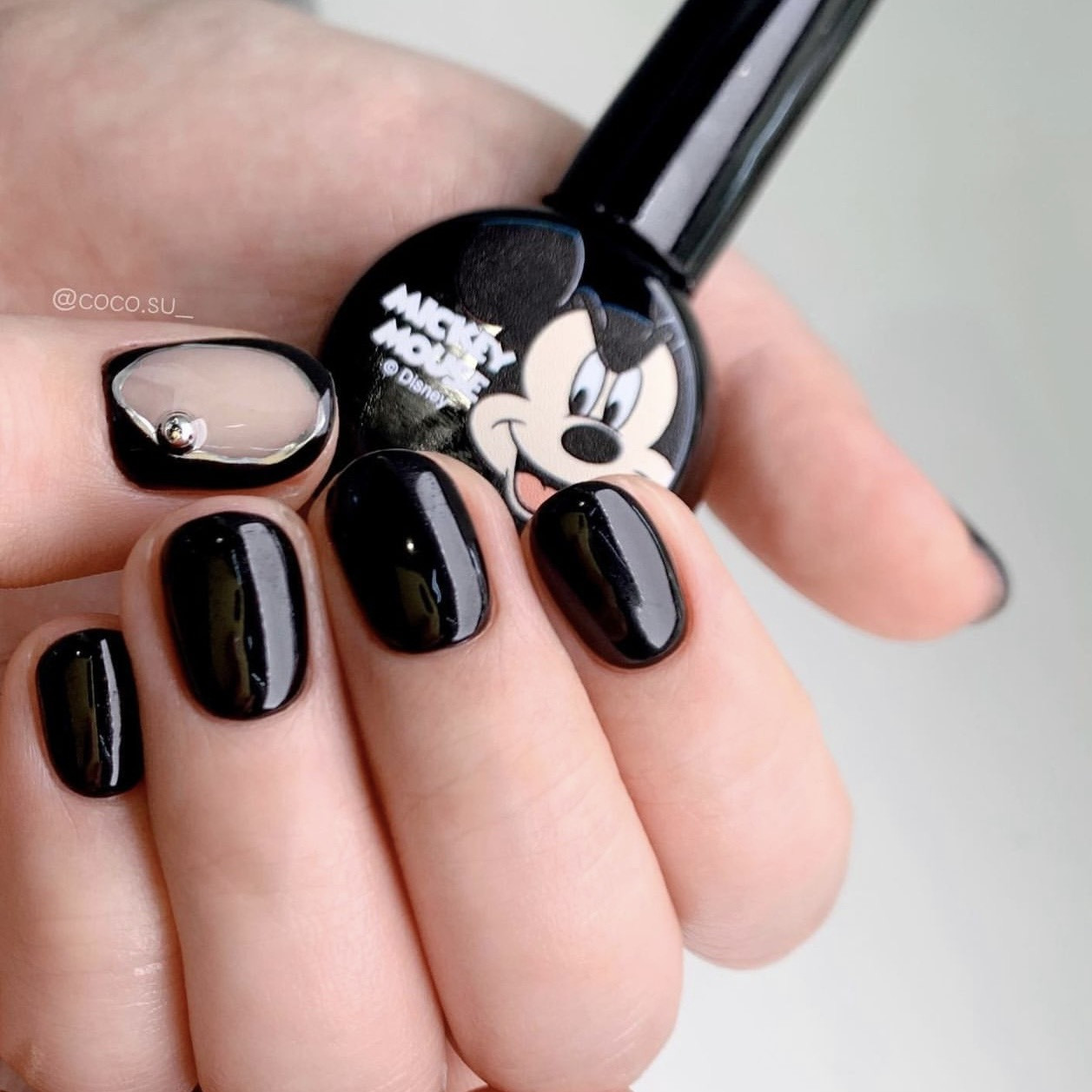 Móng tay màu đen bóng