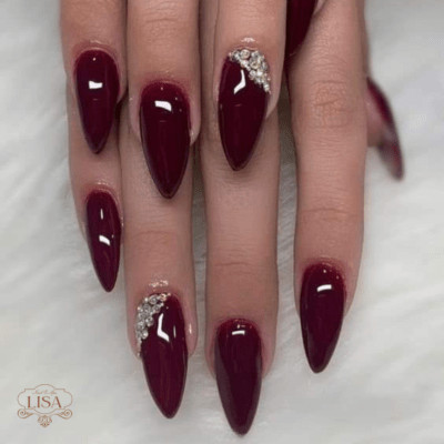 Móng tay màu đỏ rượu đính đá sang trọng
