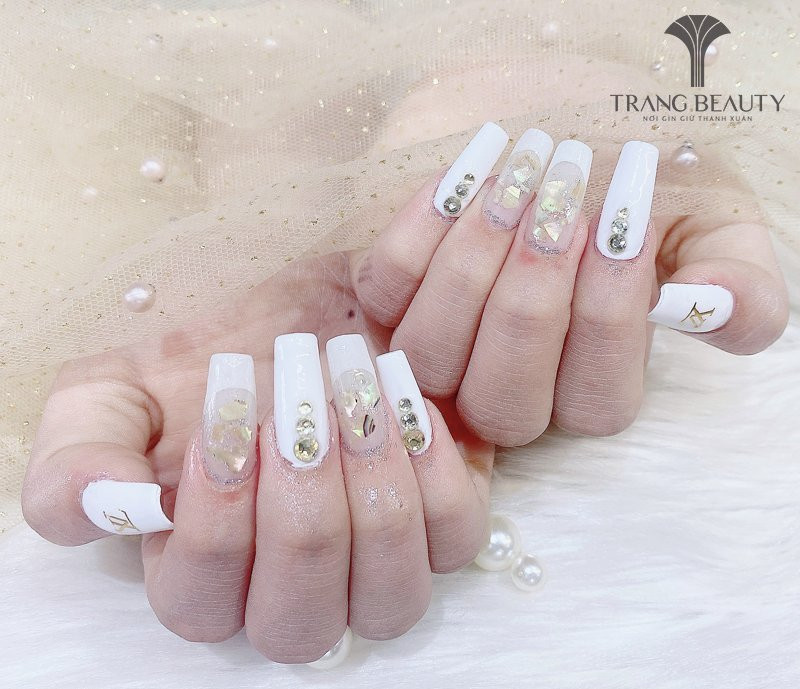 Móng tay màu gạo ẩn xà cừ với vụn đá tự nhiên dưới lớp nền trong suốt