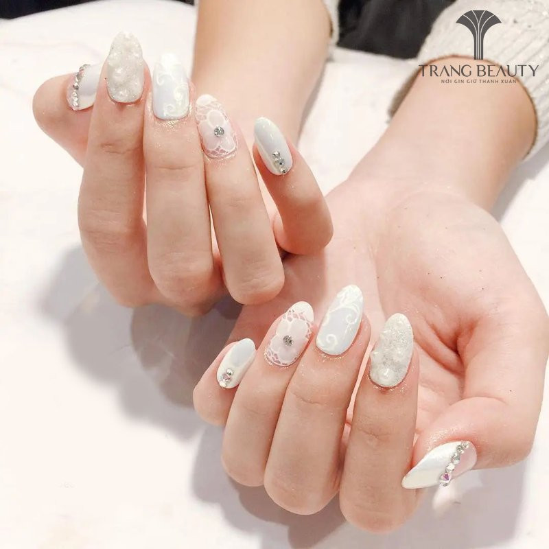 Móng tay màu gạo đính đá và vẽ hoa lộng lẫy cho nàng dâu mới