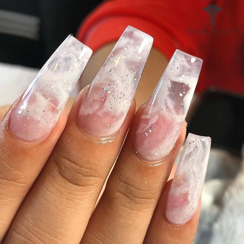 Móng tay màu gạo với họa tiết loang khói trắng trên nền hồng nude tinh tế