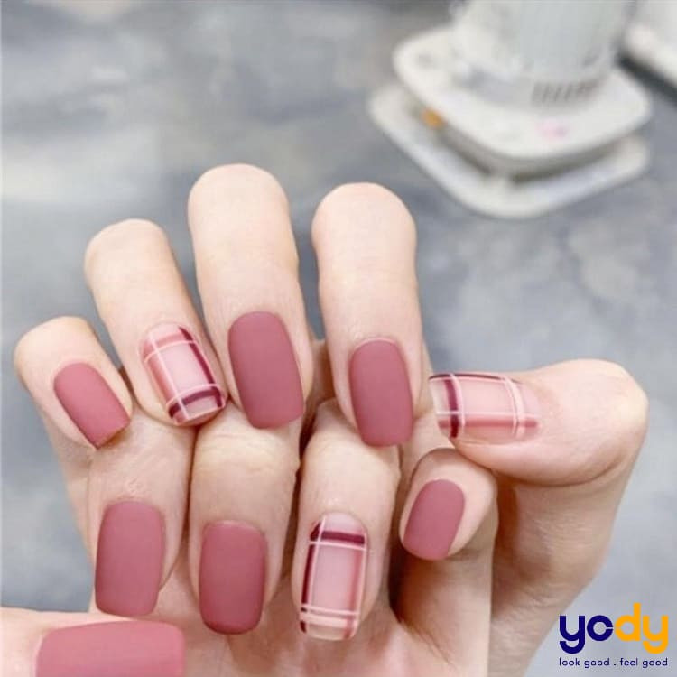 Móng tay màu hồng đất đẹp và thời thượng